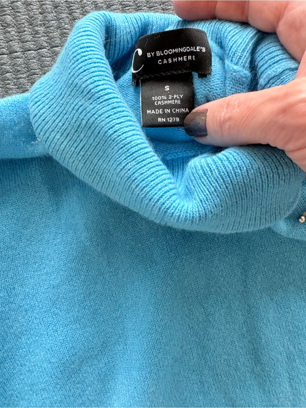 Bloomingdale's Cashmere Women’s Light Blue Turtleneck Sweater